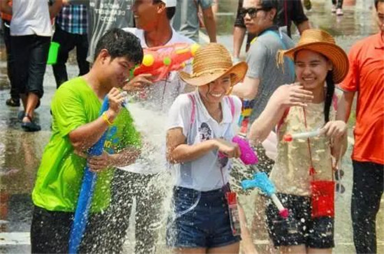 青春有你，放肆“撒泼”丨龙潭大峡谷第三届浪漫泼水节震撼来袭，来给这个夏天降降温