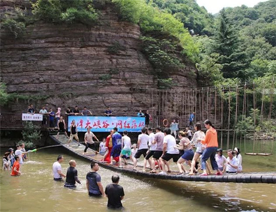 青春有你，放肆“撒泼”丨龙潭大峡谷第三届浪漫泼水节震撼来袭，来给这个夏天降降温