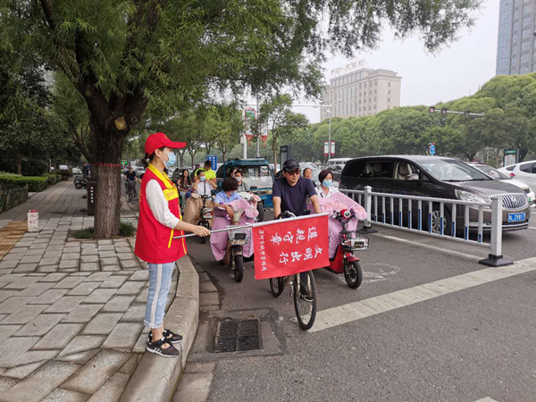 漯河城管交通志愿者引领文明出行
