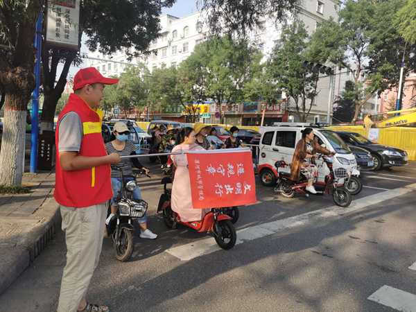 漯河城管交通志愿者引领文明出行