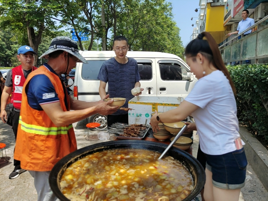 让爱延续 郑州“爱心羊肉哥”携学徒宴请30多名环卫工