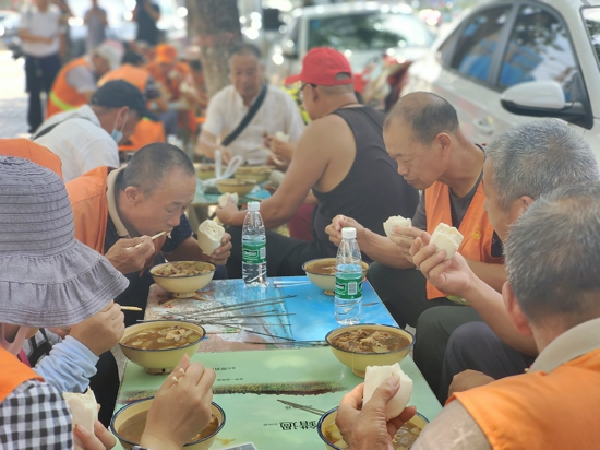 让爱延续 郑州“爱心羊肉哥”携学徒宴请30多名环卫工