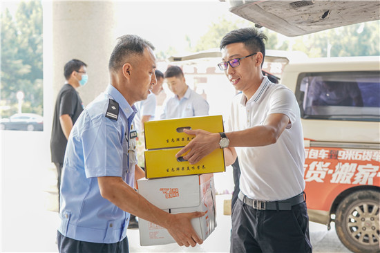 中華網河南聯合愛心企業連續六年為鄭州交警支隊“送清涼”