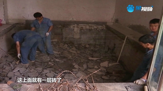 郑州市帝湖花园东王府小区一楼地面突然塌陷，物业抢修发现楼下居然是“空心”的