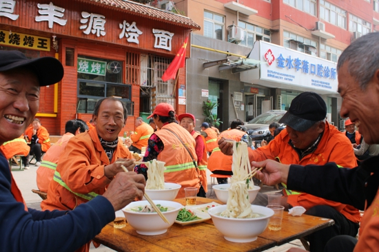 暖心暖胃！重阳节郑州一烩面馆宴请40多名环卫工共进午餐