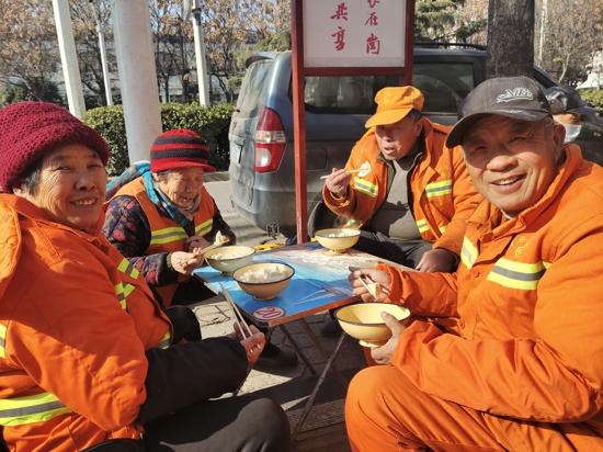连续四年！郑州11岁学生用压岁钱请环卫工人吃饺子过冬至