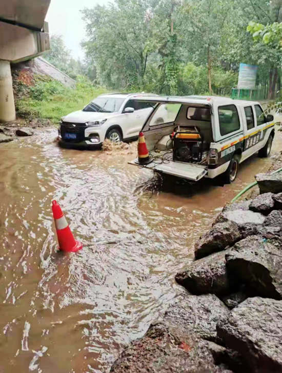 挽起裤腿重建家园郑州金水区灾后重建一线见闻